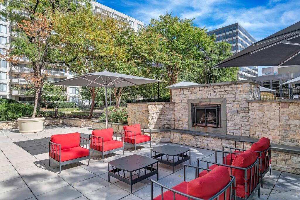 Modern Apartment At Crystal City Arlington Bagian luar foto