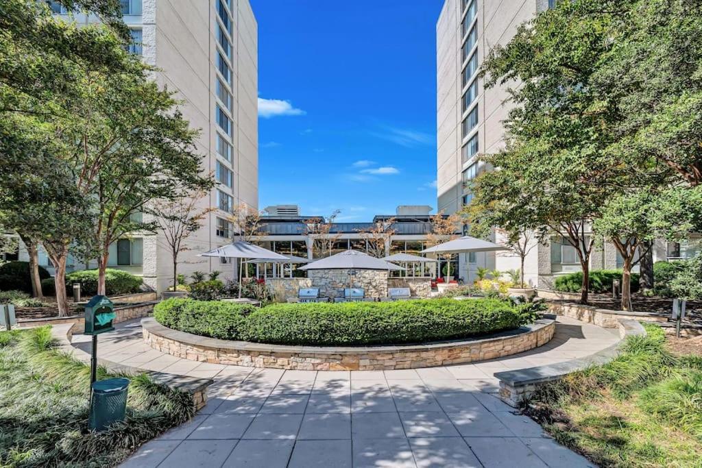 Modern Apartment At Crystal City Arlington Bagian luar foto