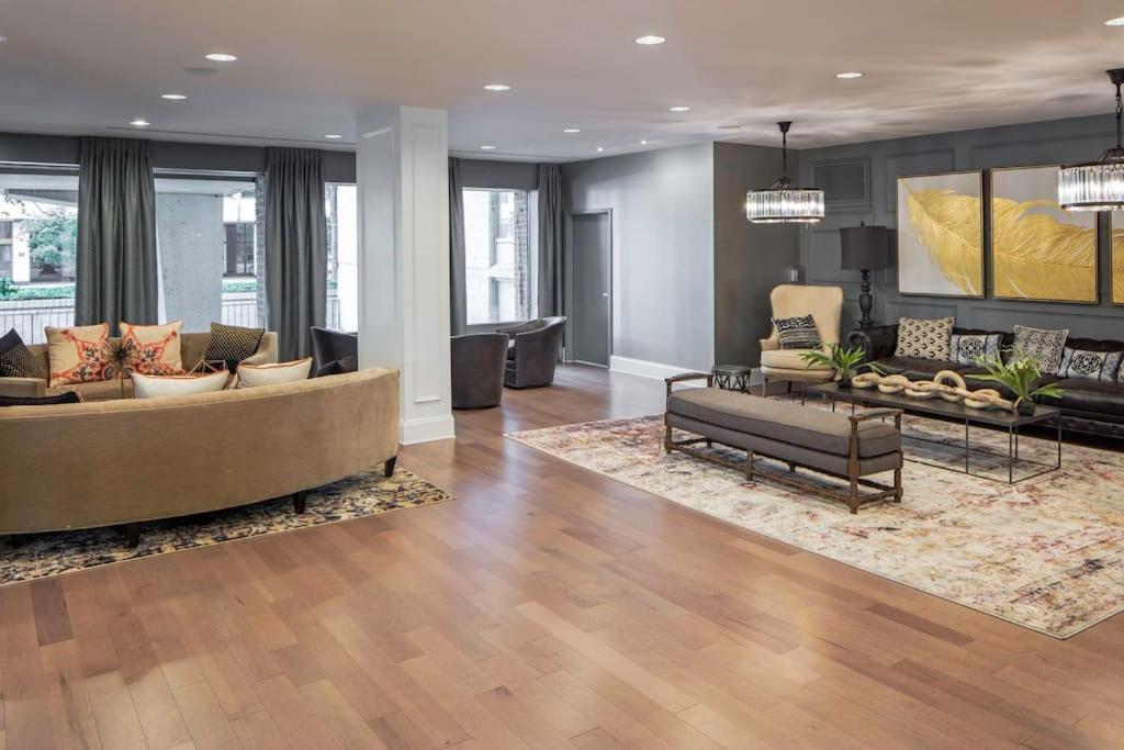 Modern Apartment At Crystal City Arlington Bagian luar foto