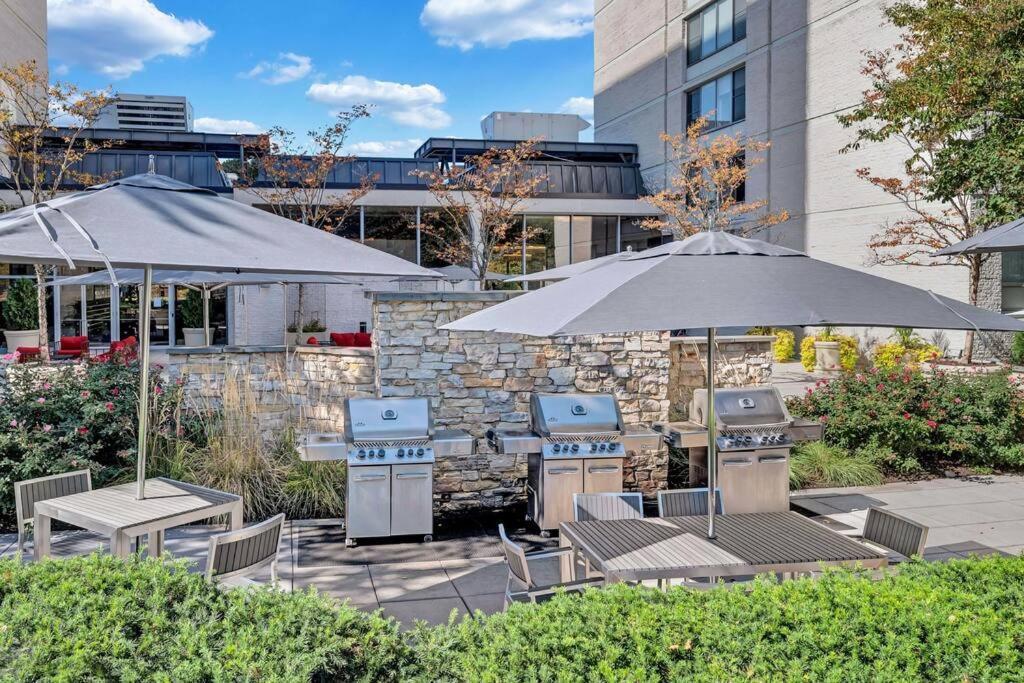 Modern Apartment At Crystal City Arlington Bagian luar foto