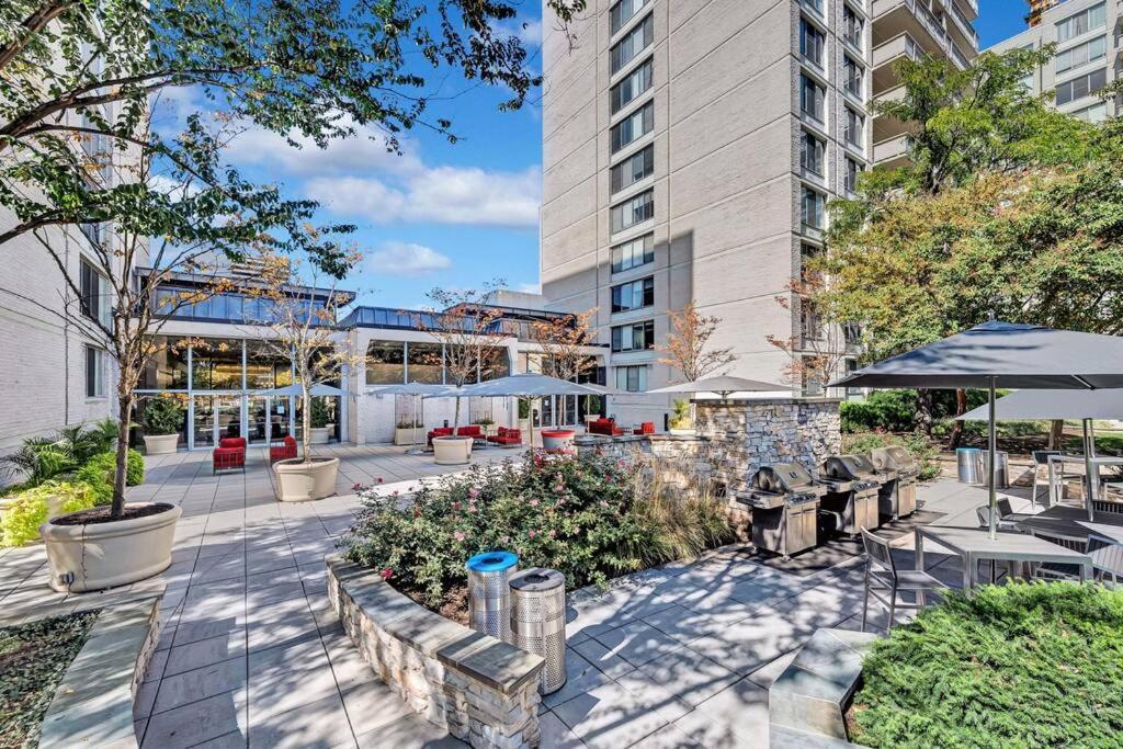 Modern Apartment At Crystal City Arlington Bagian luar foto
