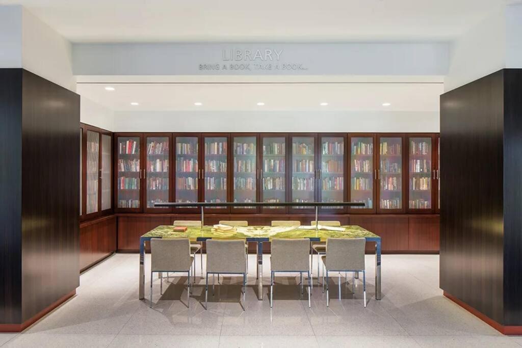 Modern Apartment At Crystal City Arlington Bagian luar foto