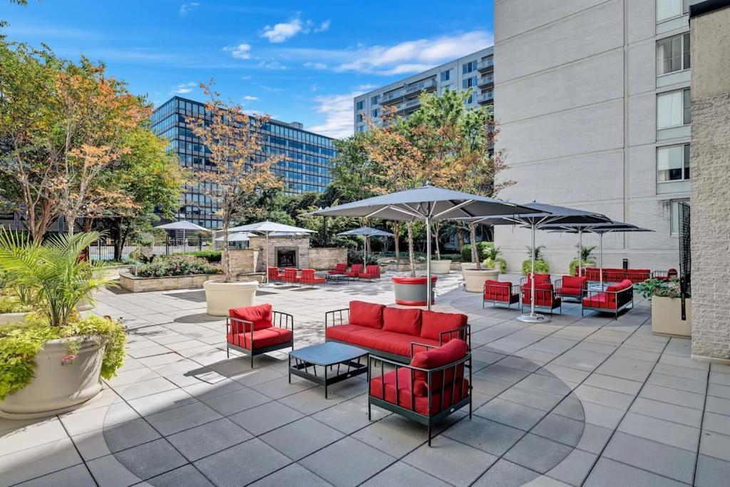 Modern Apartment At Crystal City Arlington Bagian luar foto