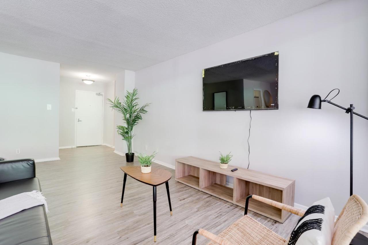 Modern Apartment At Crystal City Arlington Bagian luar foto
